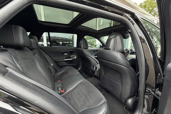 Sort Mercedes C300 fra 2023