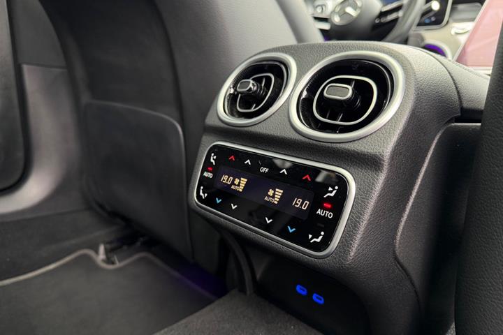 Sort Mercedes C300 fra 2023