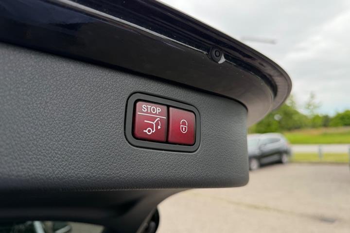Sort Mercedes C300 fra 2023
