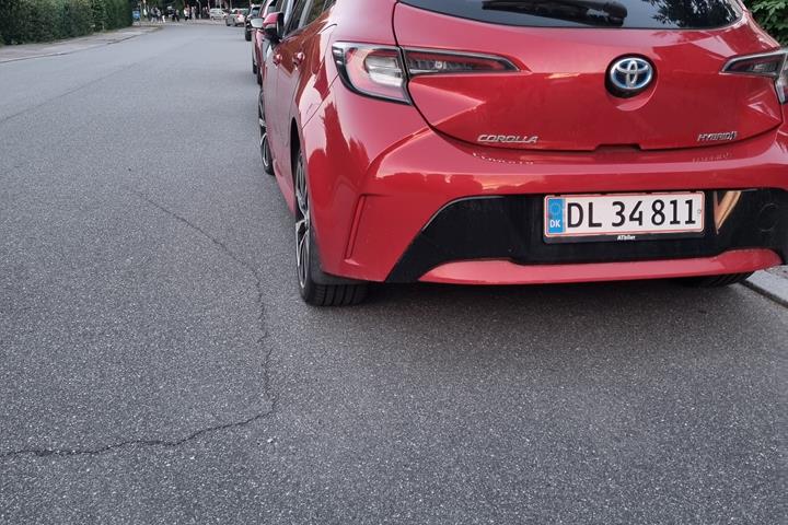 Rød Toyota Corolla fra 2021