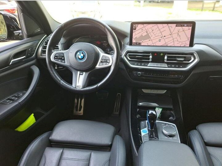 Grå BMW iX3 fra 2022