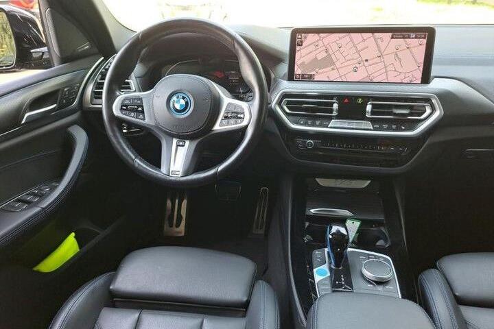 Grå BMW iX3 fra 2022