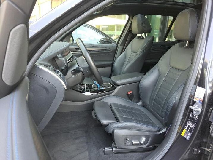 Grå BMW iX3 fra 2022