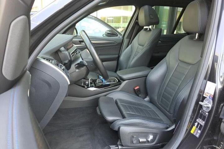 Grå BMW iX3 fra 2022