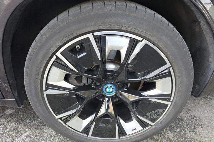 Grå BMW iX3 fra 2022