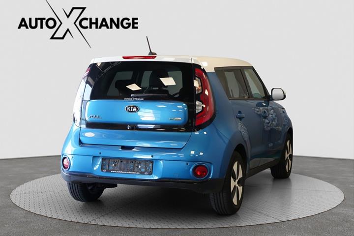 Blå Kia Soul fra 2018 set udefra