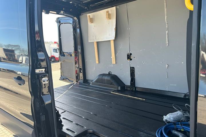 Sort Ford E-Transit 390 L2 Van fra 2022