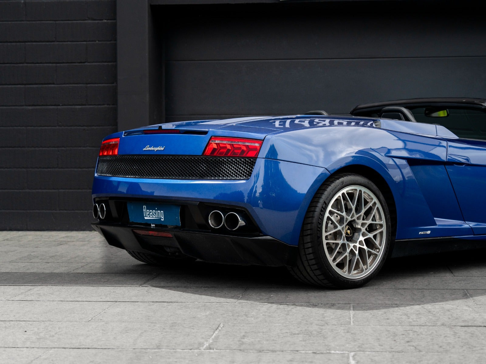 Blå Lamborghini Gallardo fra 2012 set udefra