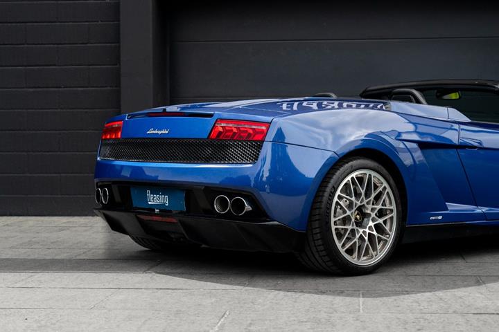 Blå Lamborghini Gallardo fra 2012 set udefra