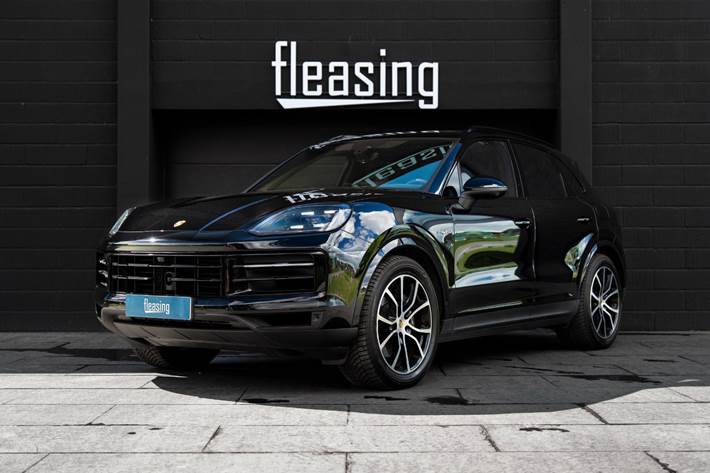 Sort Porsche Cayenne fra 2024