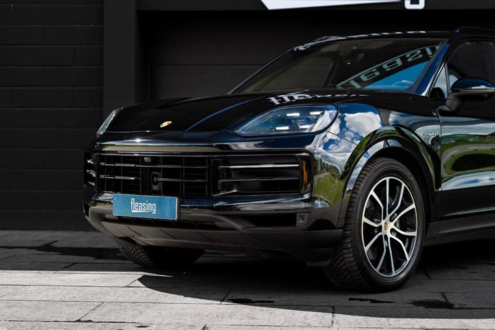 Sort Porsche Cayenne fra 2024