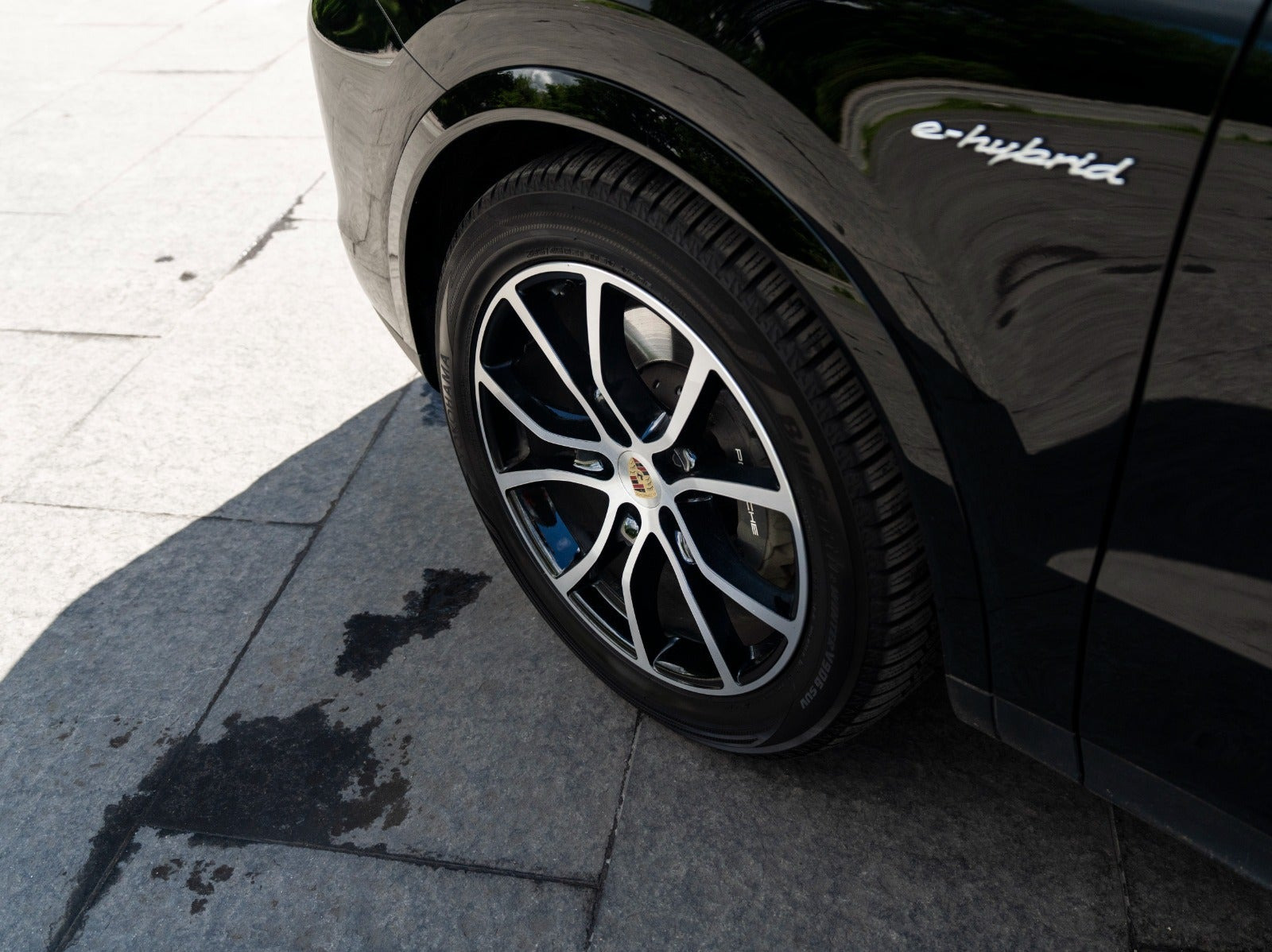 Sort Porsche Cayenne fra 2024