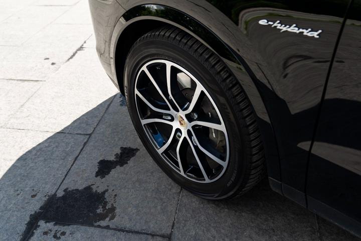 Sort Porsche Cayenne fra 2024