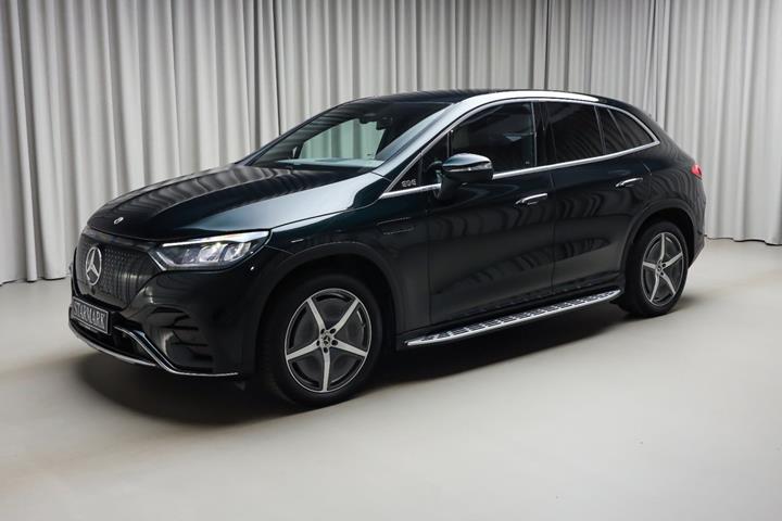 Grøn Mercedes EQE350 SUV fra 2024 set udefra