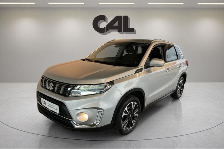 Sølv Suzuki Vitara fra 2021 set udefra