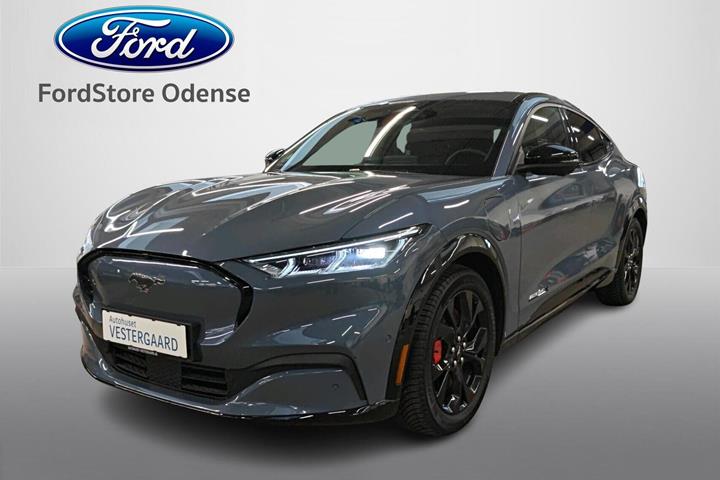 Blå Ford Mustang Mach-E fra 2023 set udefra