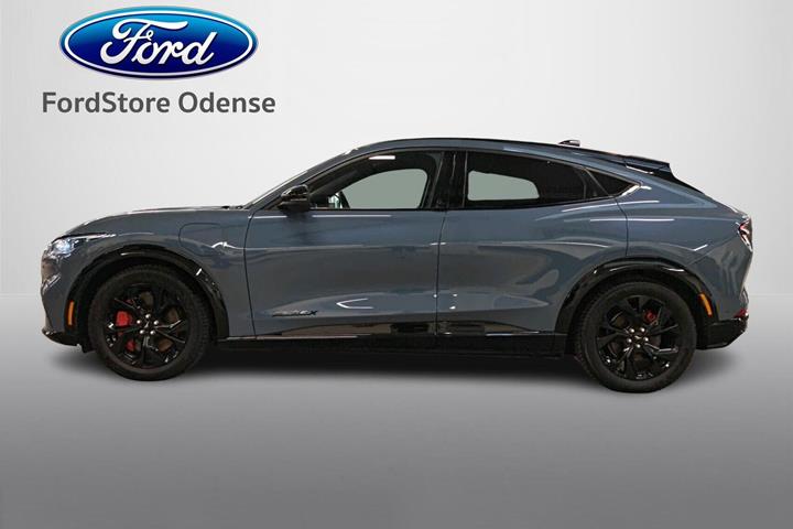 Blå Ford Mustang Mach-E fra 2023