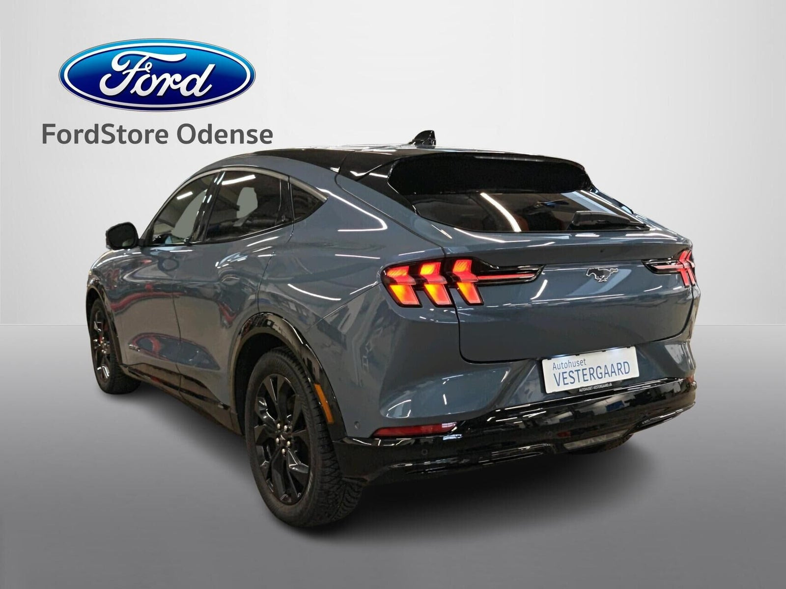 Blå Ford Mustang Mach-E fra 2023