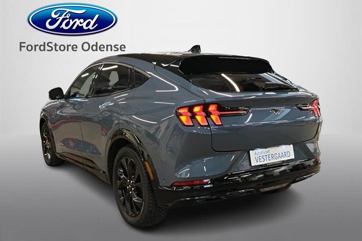 Blå Ford Mustang Mach-E fra 2023