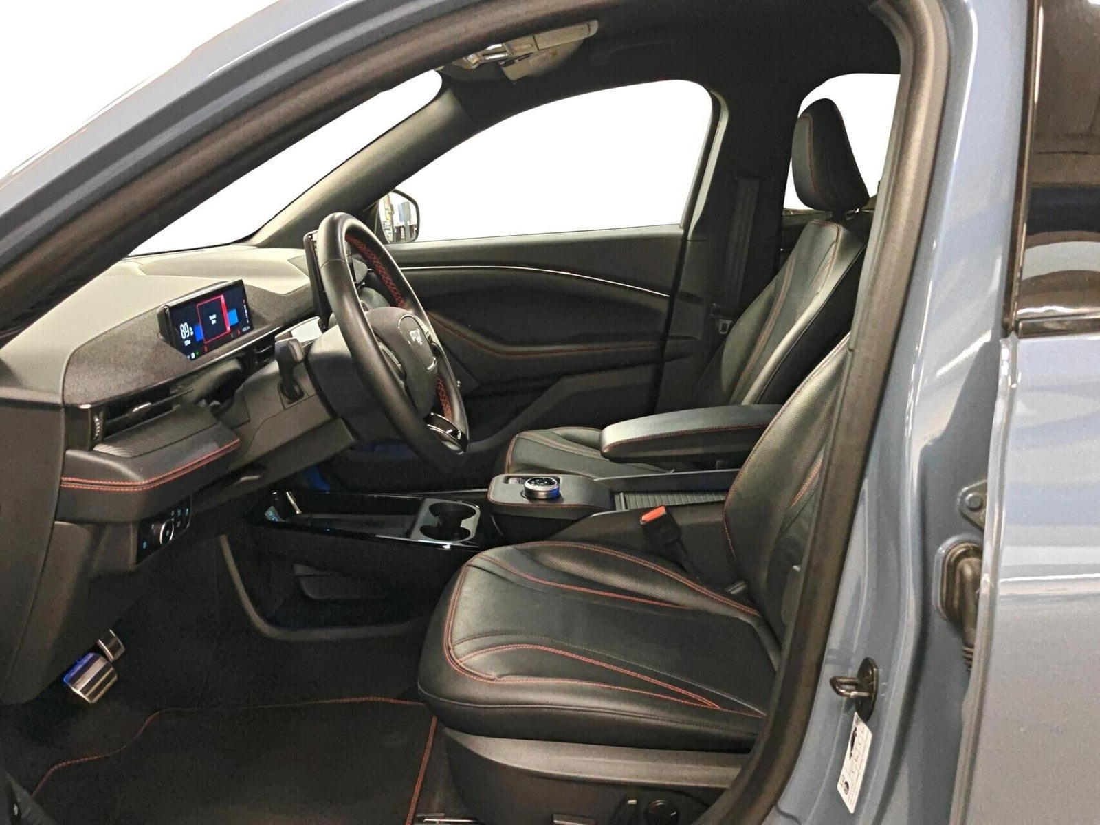 Blå Ford Mustang Mach-E fra 2023