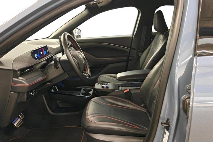 Blå Ford Mustang Mach-E fra 2023