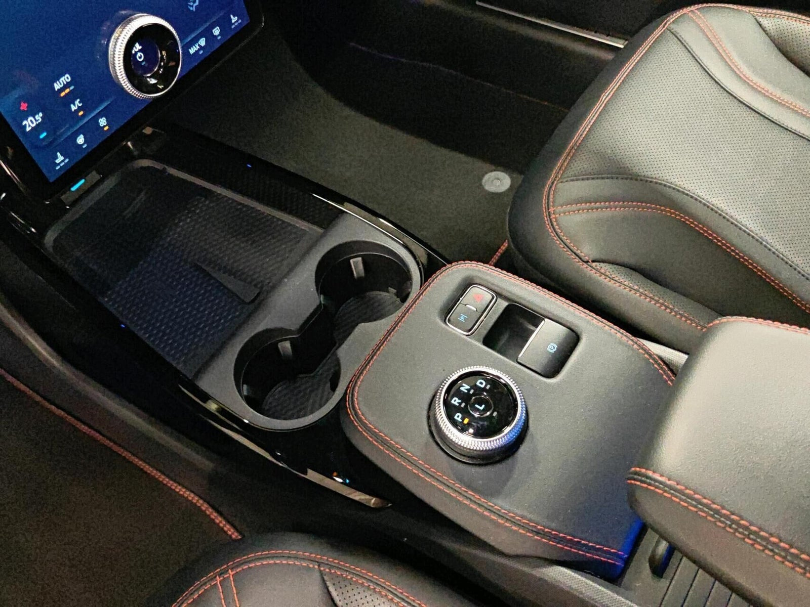 Blå Ford Mustang Mach-E fra 2023