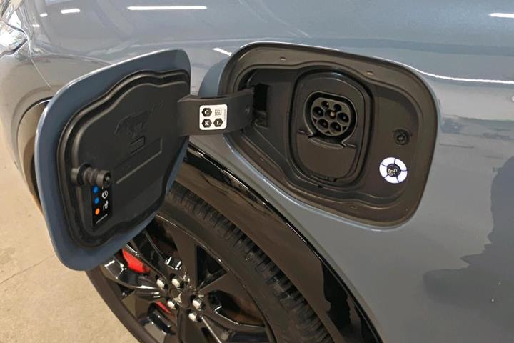Blå Ford Mustang Mach-E fra 2023