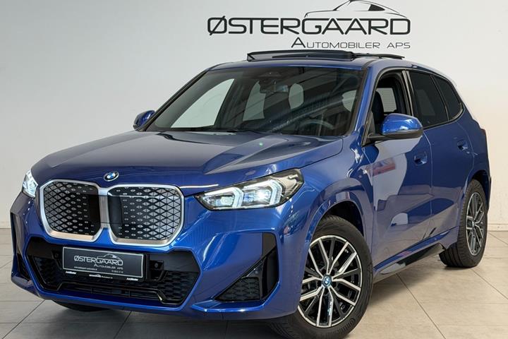 Blå BMW iX1 fra 2024 set udefra