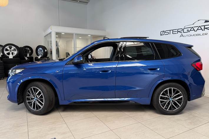 Blå BMW iX1 fra 2024