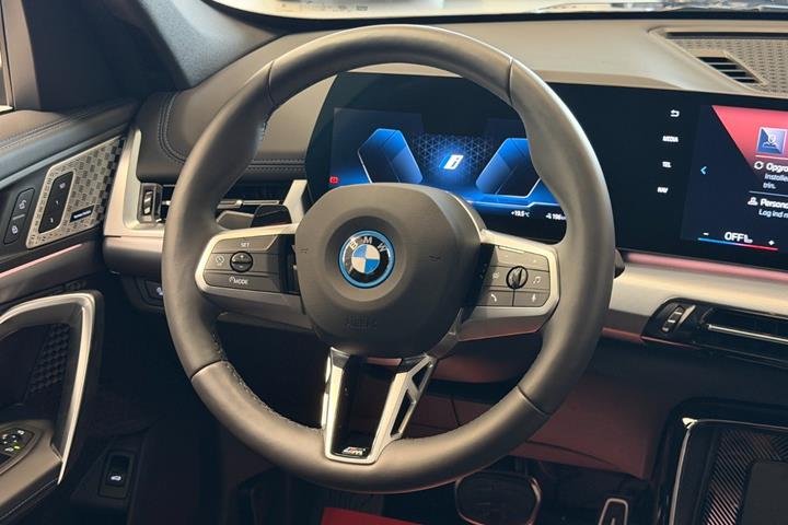 Blå BMW iX1 fra 2024