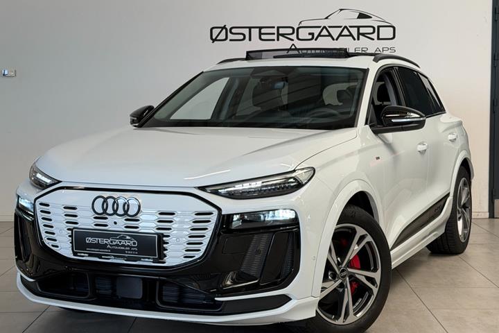 Hvid Audi Q6 e-tron fra 2025 set udefra