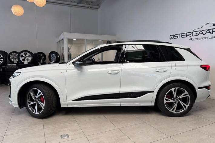 Hvid Audi Q6 e-tron fra 2025