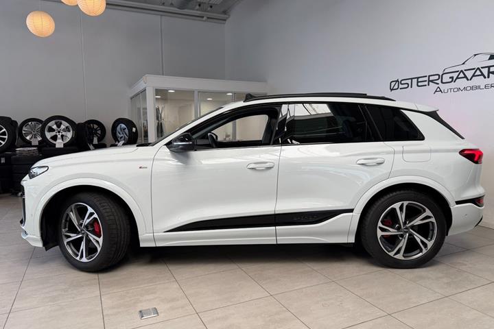 Hvid Audi Q6 e-tron fra 2025
