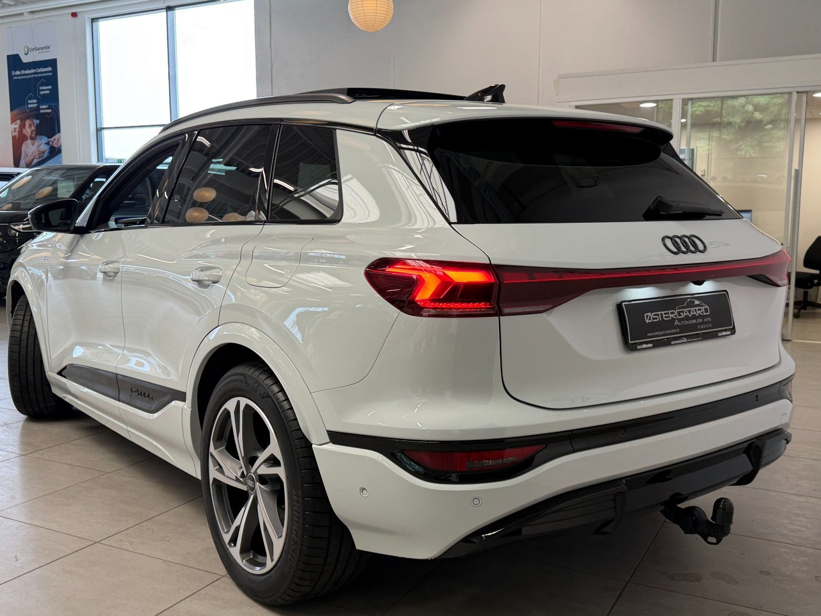 Hvid Audi Q6 e-tron fra 2025