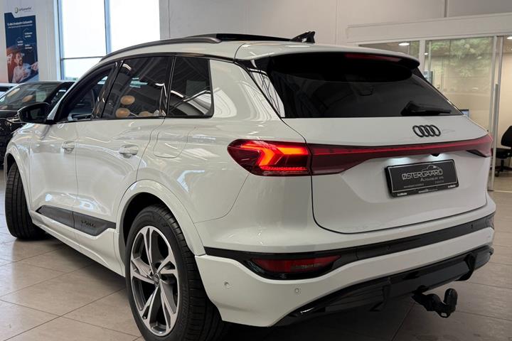 Hvid Audi Q6 e-tron fra 2025