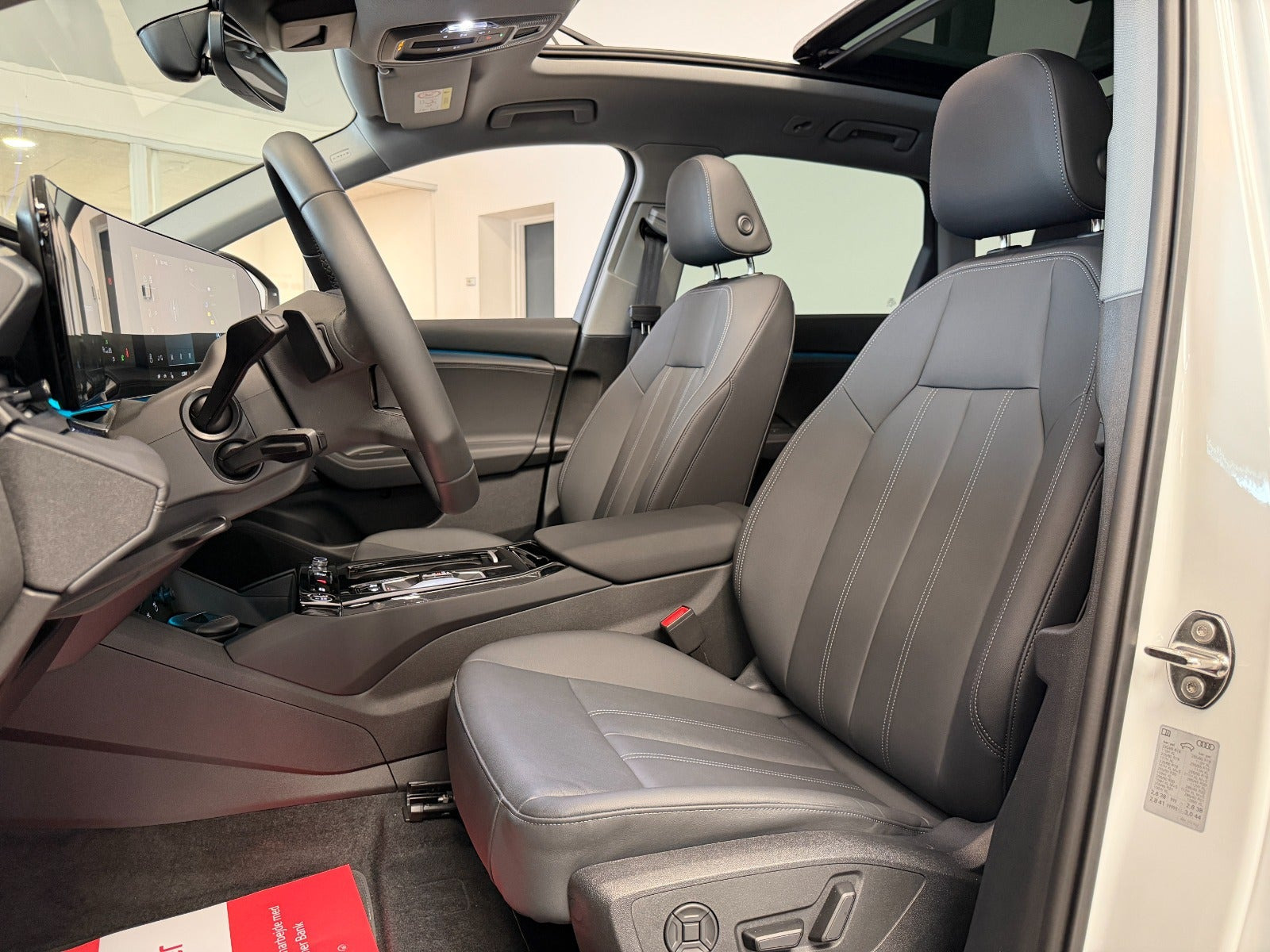 Hvid Audi Q6 e-tron fra 2025