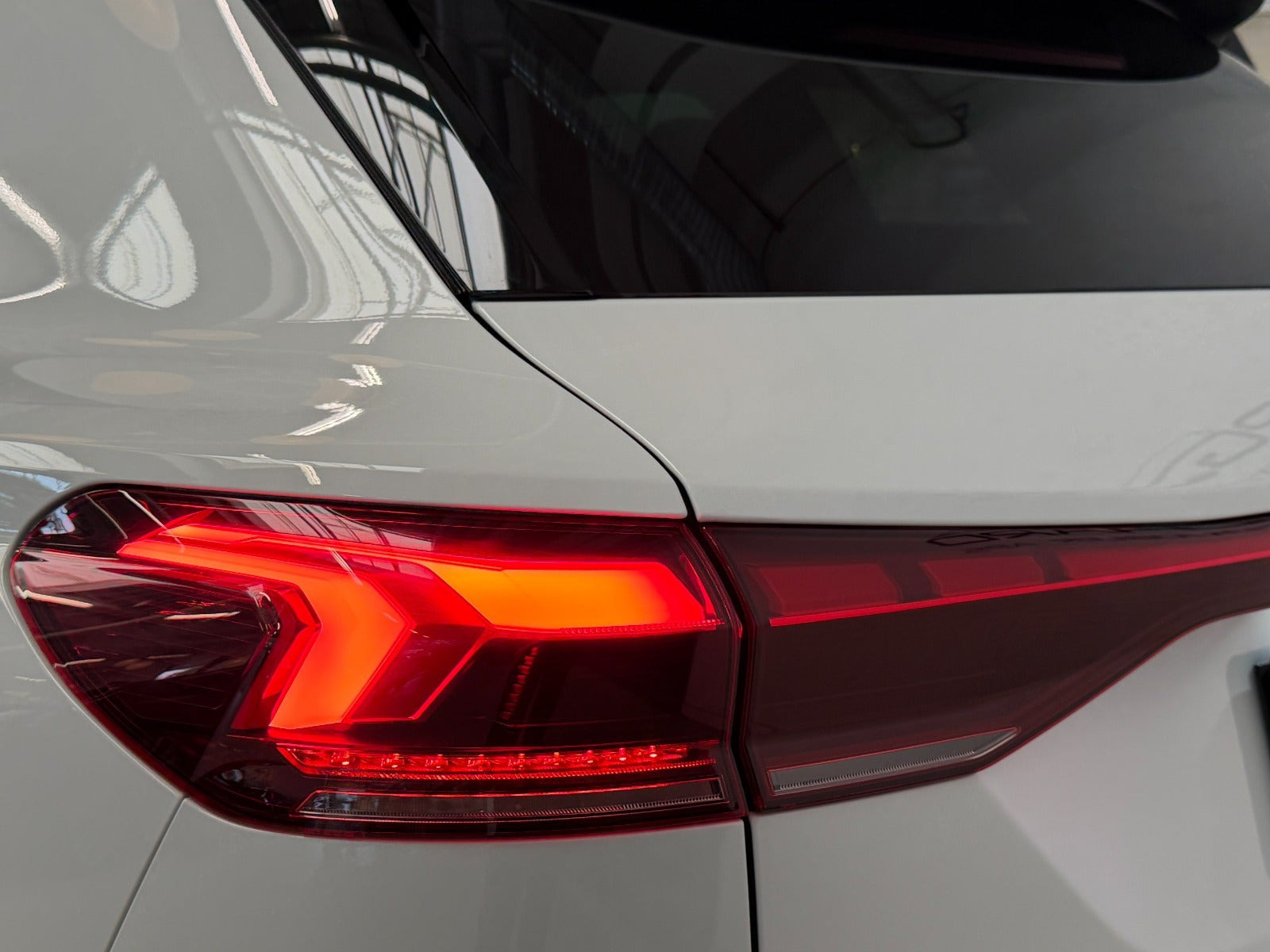 Hvid Audi Q6 e-tron fra 2025