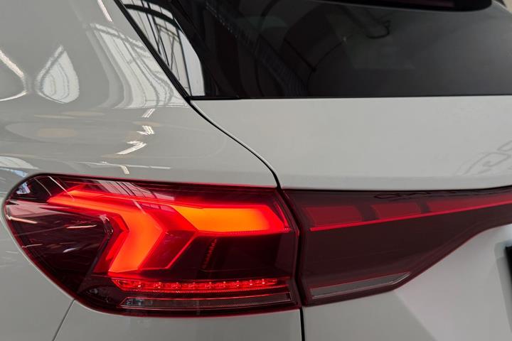 Hvid Audi Q6 e-tron fra 2025