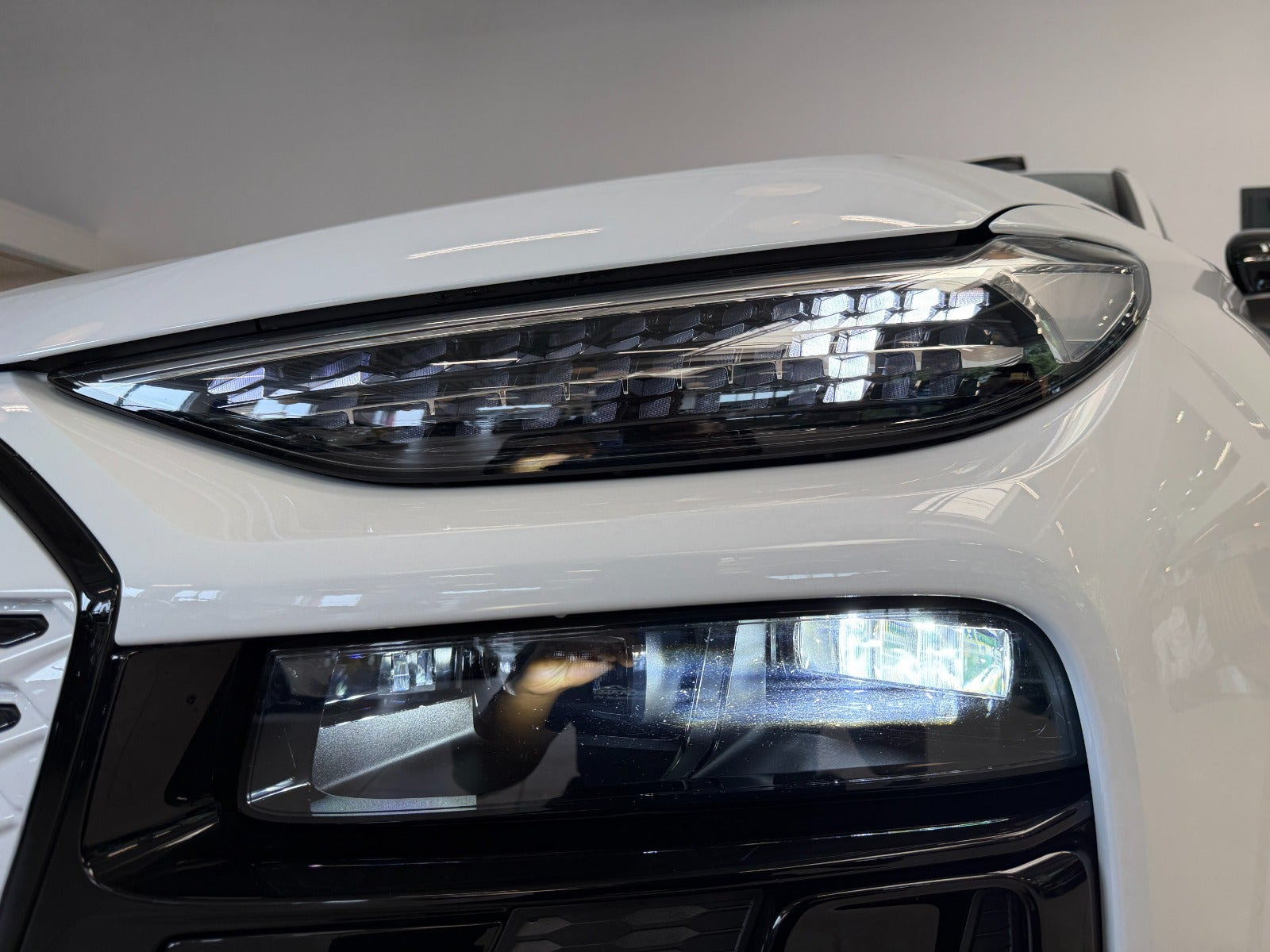 Hvid Audi Q6 e-tron fra 2025