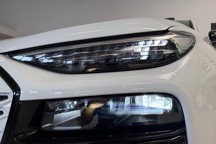Hvid Audi Q6 e-tron fra 2025