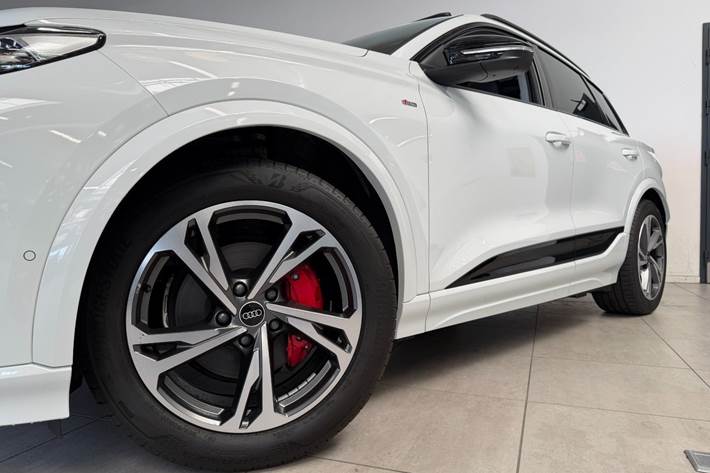 Hvid Audi Q6 e-tron fra 2025