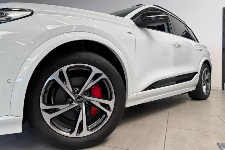 Hvid Audi Q6 e-tron fra 2025