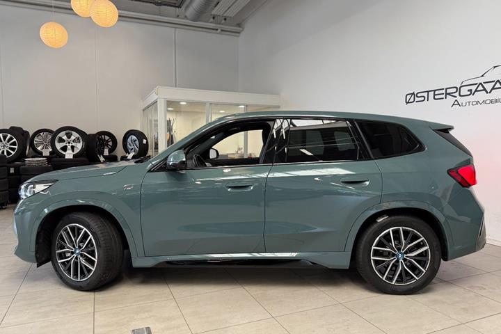 Grøn BMW iX1 fra 2024