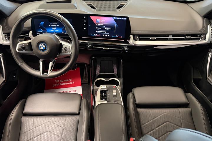 Grøn BMW iX1 fra 2024