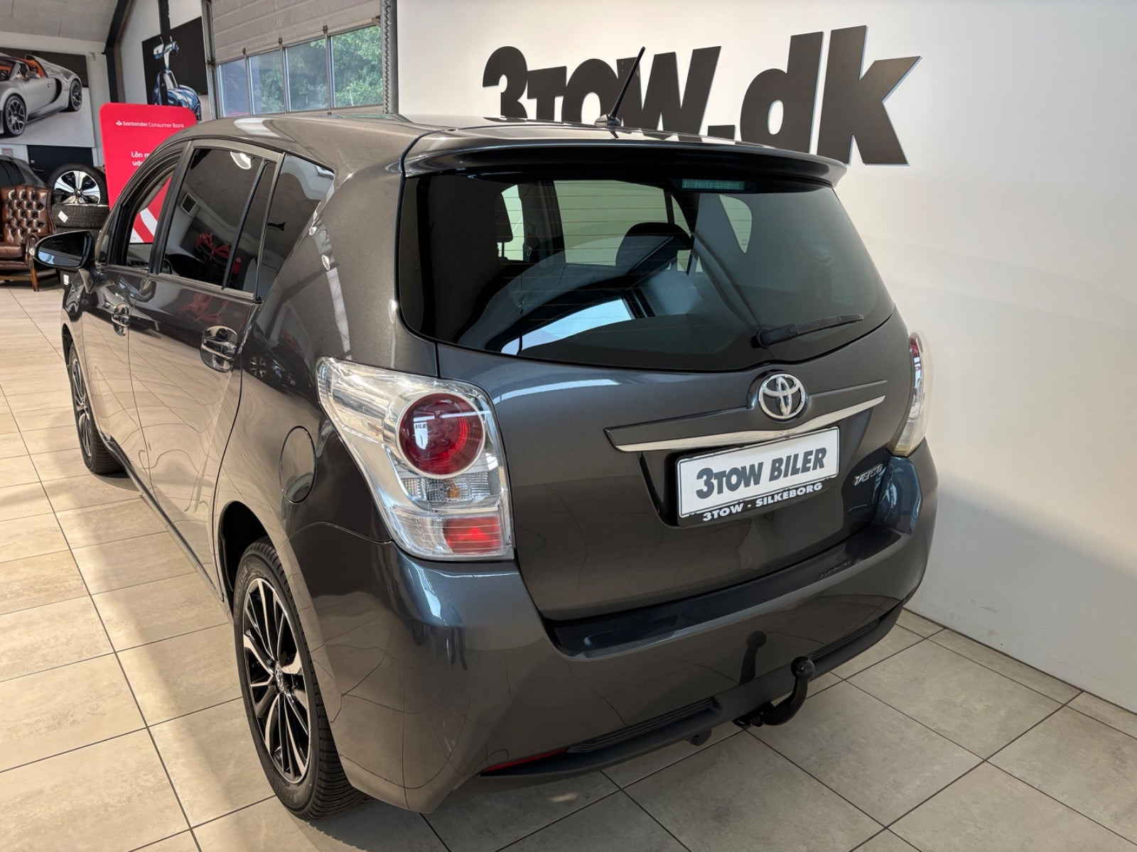 Grå Toyota Verso fra 2016