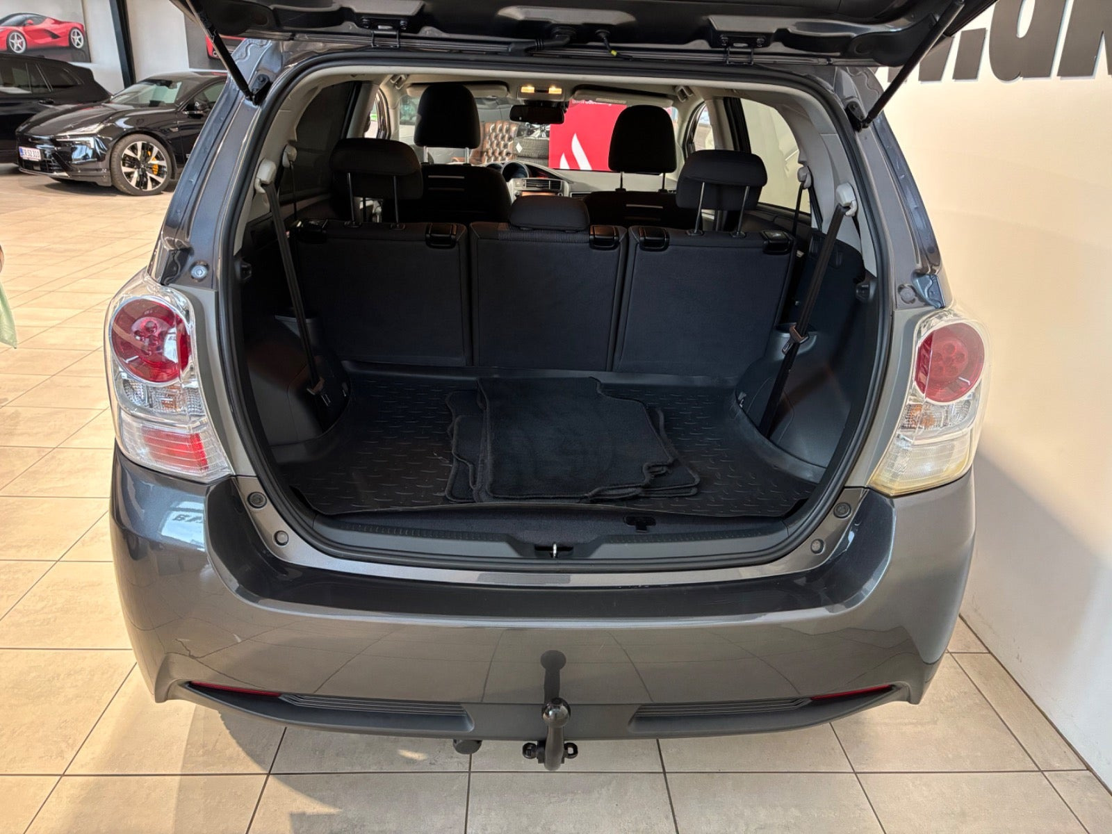 Grå Toyota Verso fra 2016