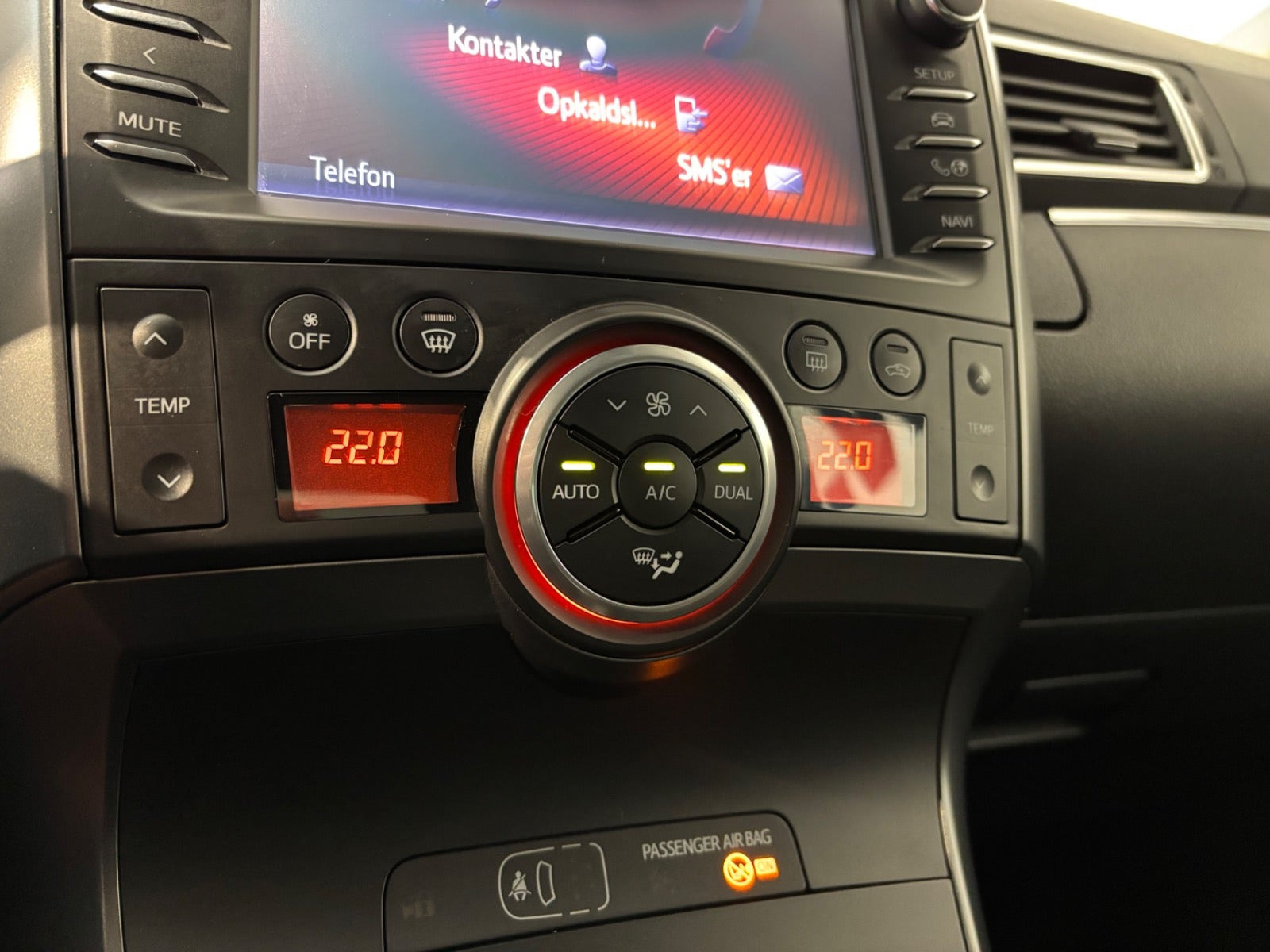 Grå Toyota Verso fra 2016