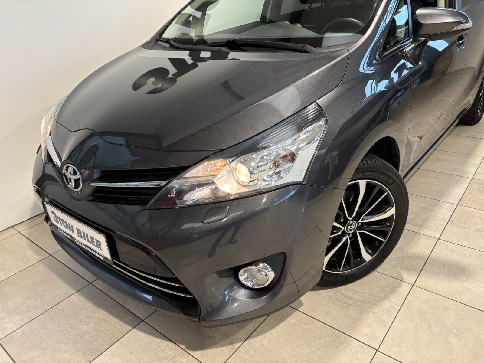 Grå Toyota Verso fra 2016