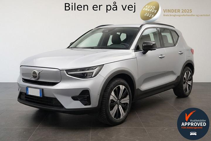 Hvid Volvo XC40 fra 2023 set udefra