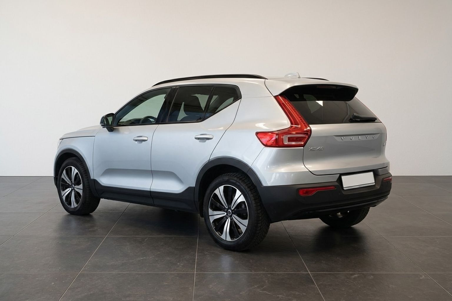 Hvid Volvo XC40 fra 2023